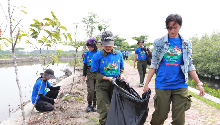 Jelang HPSN, DLHK Bersihkan Sampah di Ketapang Urban Aquaculture